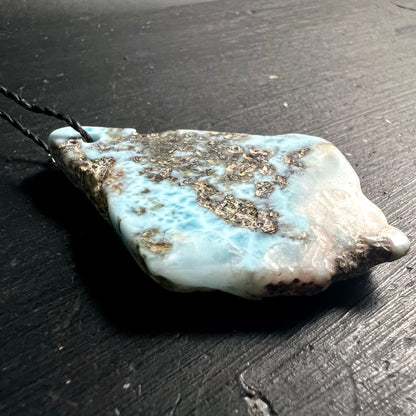 Larimar | Liegend | Dunkles Holz | Seitenansicht | Wolkige Struktur | Happy Minerals