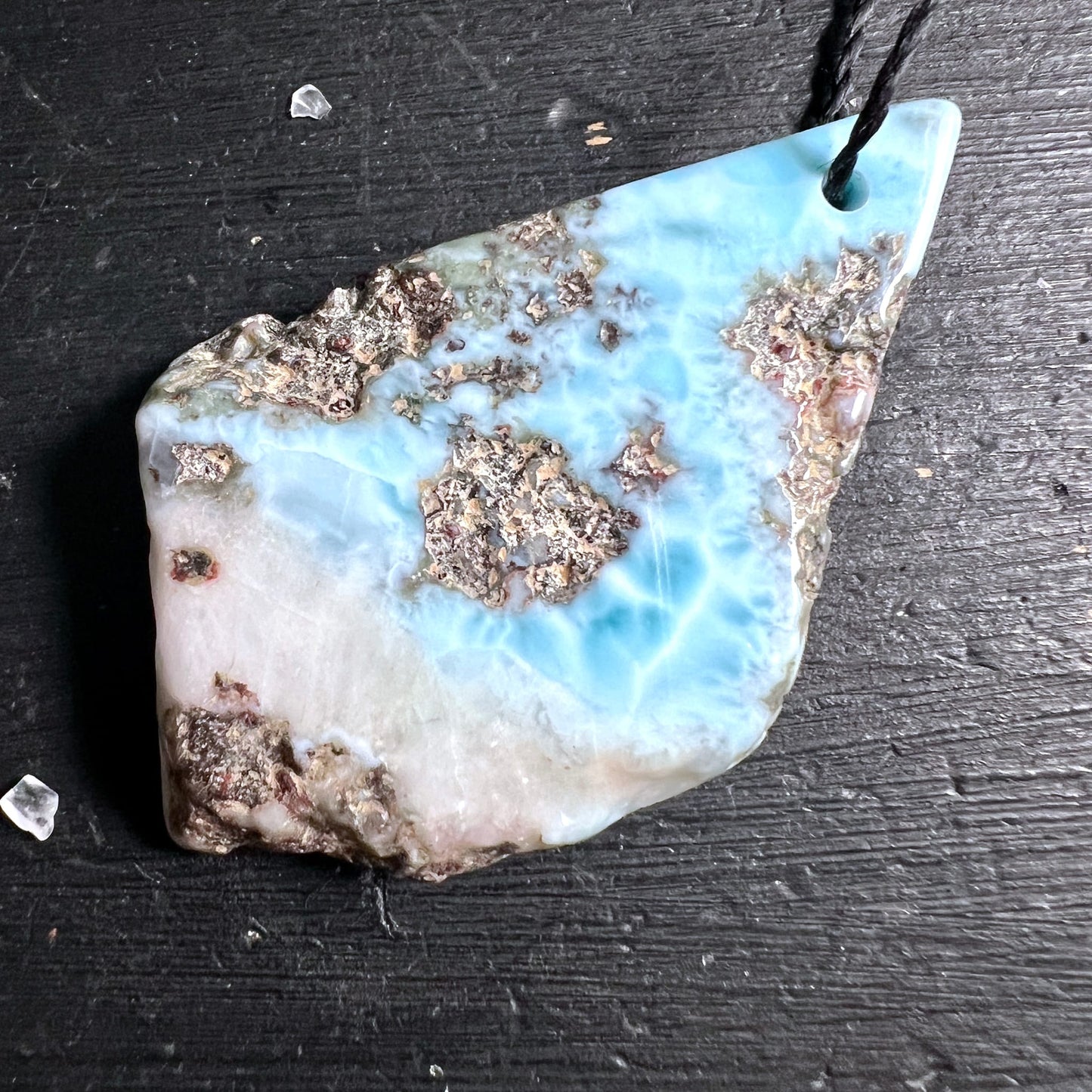 Larimar | Draufsicht | Feine Details | Kristallsplitter | Bronzefarbene Adern | Happy Minerals
