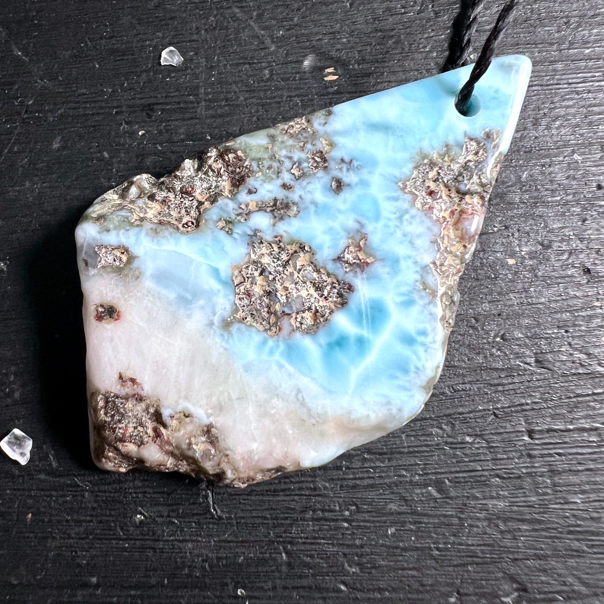 Larimar | Draufsicht | Feine Details | Kristallsplitter | Bronzefarbene Adern | Happy Minerals