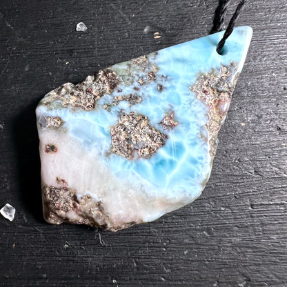 Larimar | Draufsicht | Feine Details | Kristallsplitter | Bronzefarbene Adern | Happy Minerals