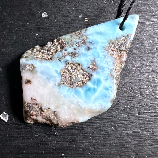 Larimar | Draufsicht | Feine Details | Kristallsplitter | Bronzefarbene Adern | Happy Minerals