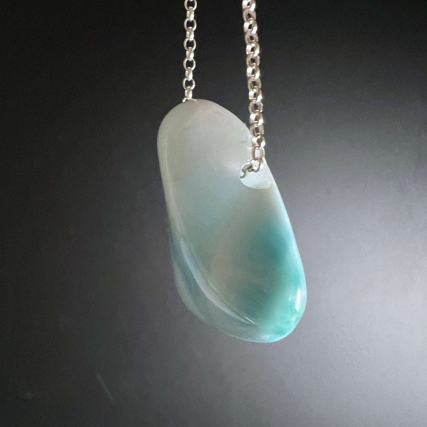 Larimar Seitenansicht | Silberkette | ovale Wölbung | aquamarinblaue Töne | Unikat | Happy Minerals
