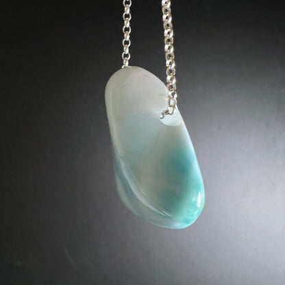 Larimar Seitenansicht | Silberkette | ovale Wölbung | aquamarinblaue Töne | Unikat | Happy Minerals