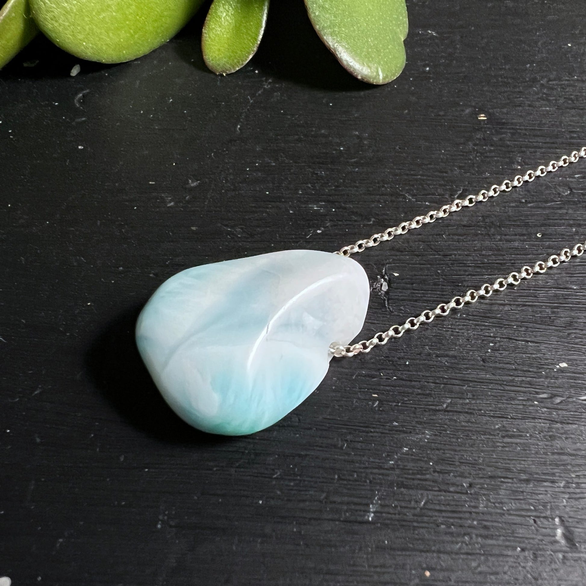 Larimar Silberkette | filigrane Glieder | meerblauer Stein | elegante Präsentation | Happy Minerals
