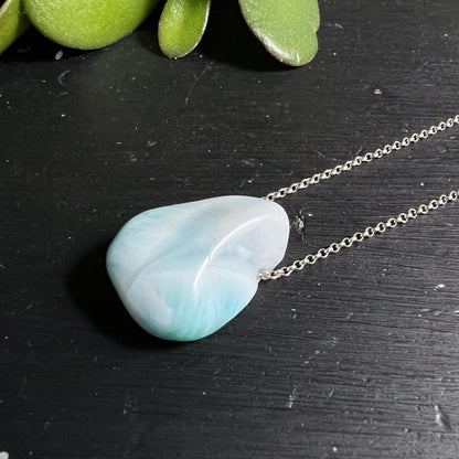 Larimar Silberkette | filigrane Glieder | meerblauer Stein | elegante Präsentation | Happy Minerals