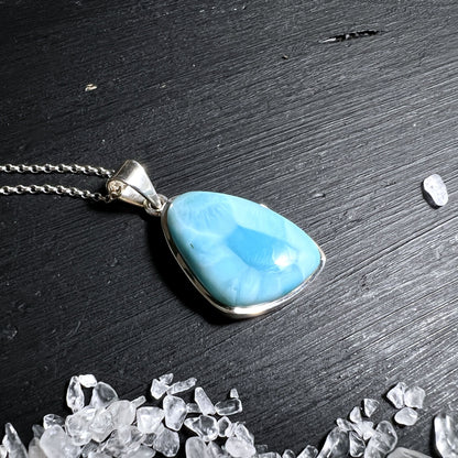 Handgearbeiteter Larimar Anhänger mit polierter Oberfläche | Happy Minerals