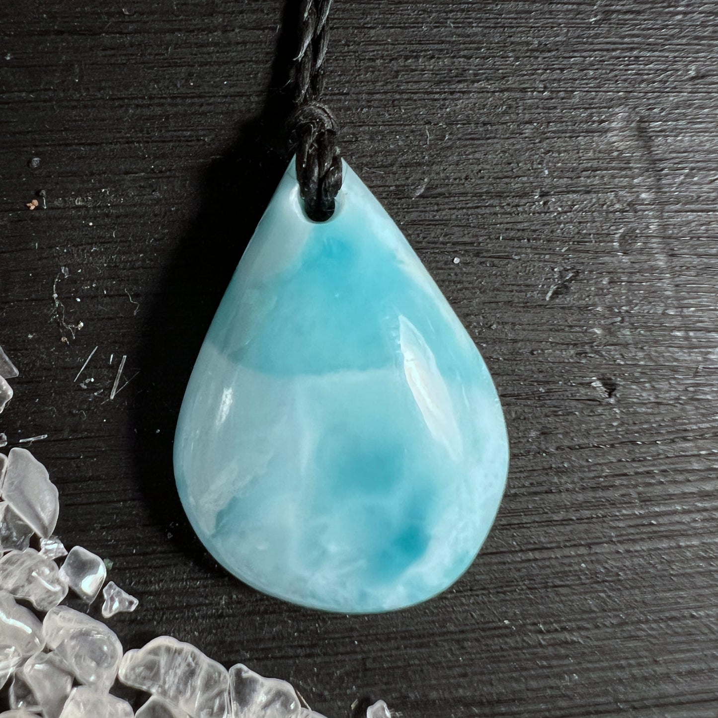 Larimar Tropfen Anhänger | himmelblaue Wolken-Muster | Dominikanische Republik | Unikat | Happy Minerals