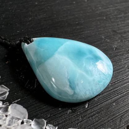 Larimar Tropfen liegend | türkis-weiße Marmorierung | seidiger Glanz | frontgebohrt | Happy Minerals