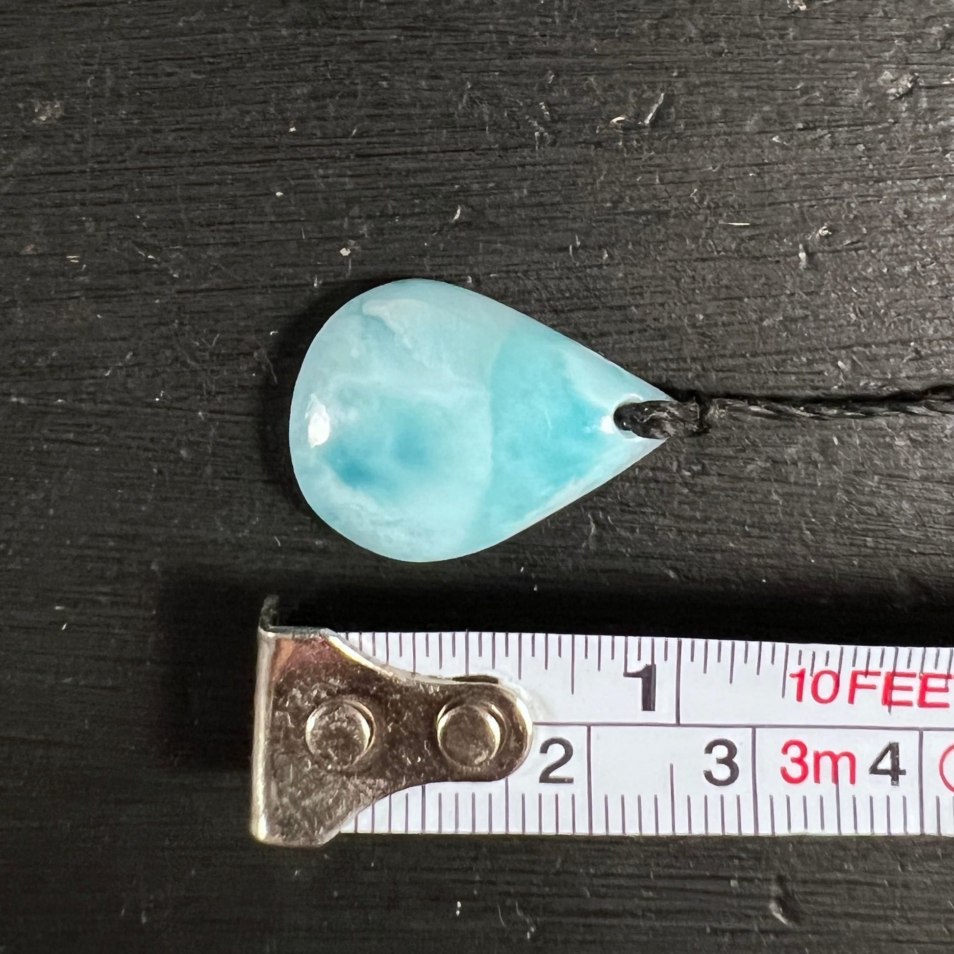Larimar Tropfen mit Maßband | Größenangabe | ozeanblaue Zeichnung | Happy Minerals Unikat