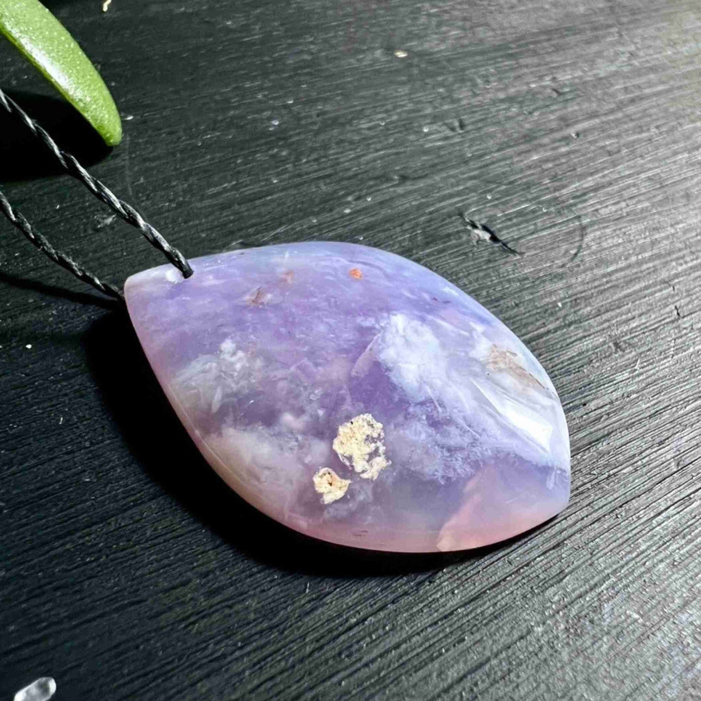 Flieder Chalcedon Anhänger Seitenansicht zeigt Tiefe und Farbintensität | Happy Minerals