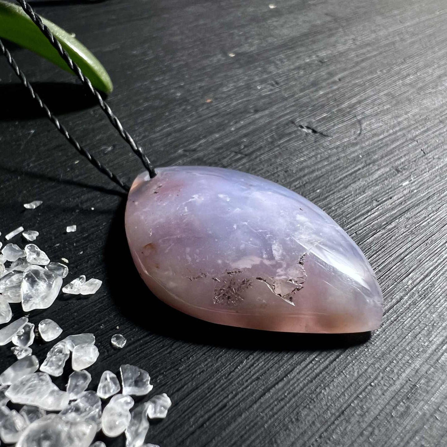 Lavendel Chalcedon Anhänger Seitenansicht zeigt sanfte Farbtiefe | Gebohrt | Happy Minerals