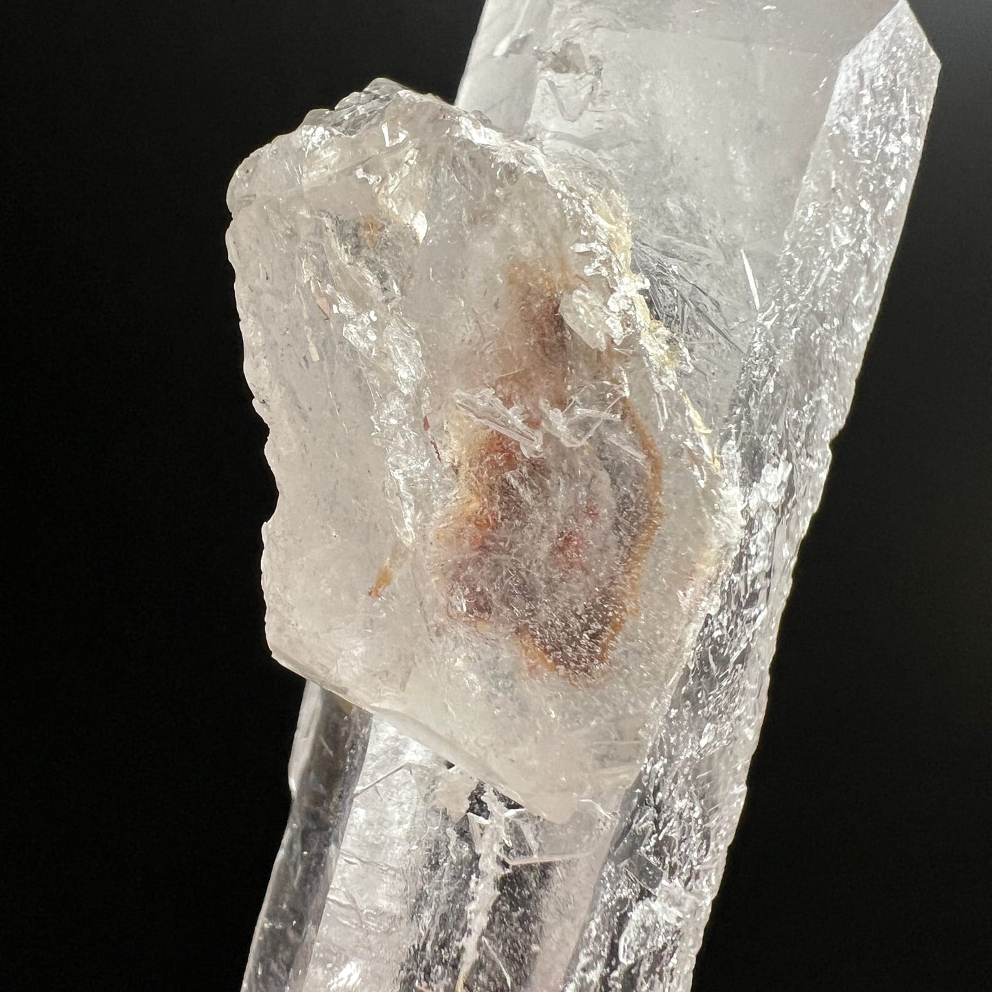 Lemuria Quarz Doppelender | Nahaufnahme Chlorit-Einschluss | rötlich-braune Phantomzone | Brasilien | Happy Minerals