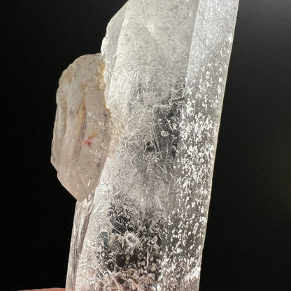 Lemuria Quarz Doppelender | seitliche Detailansicht | natürliche Risse & Wachstumslinien | Happy Minerals