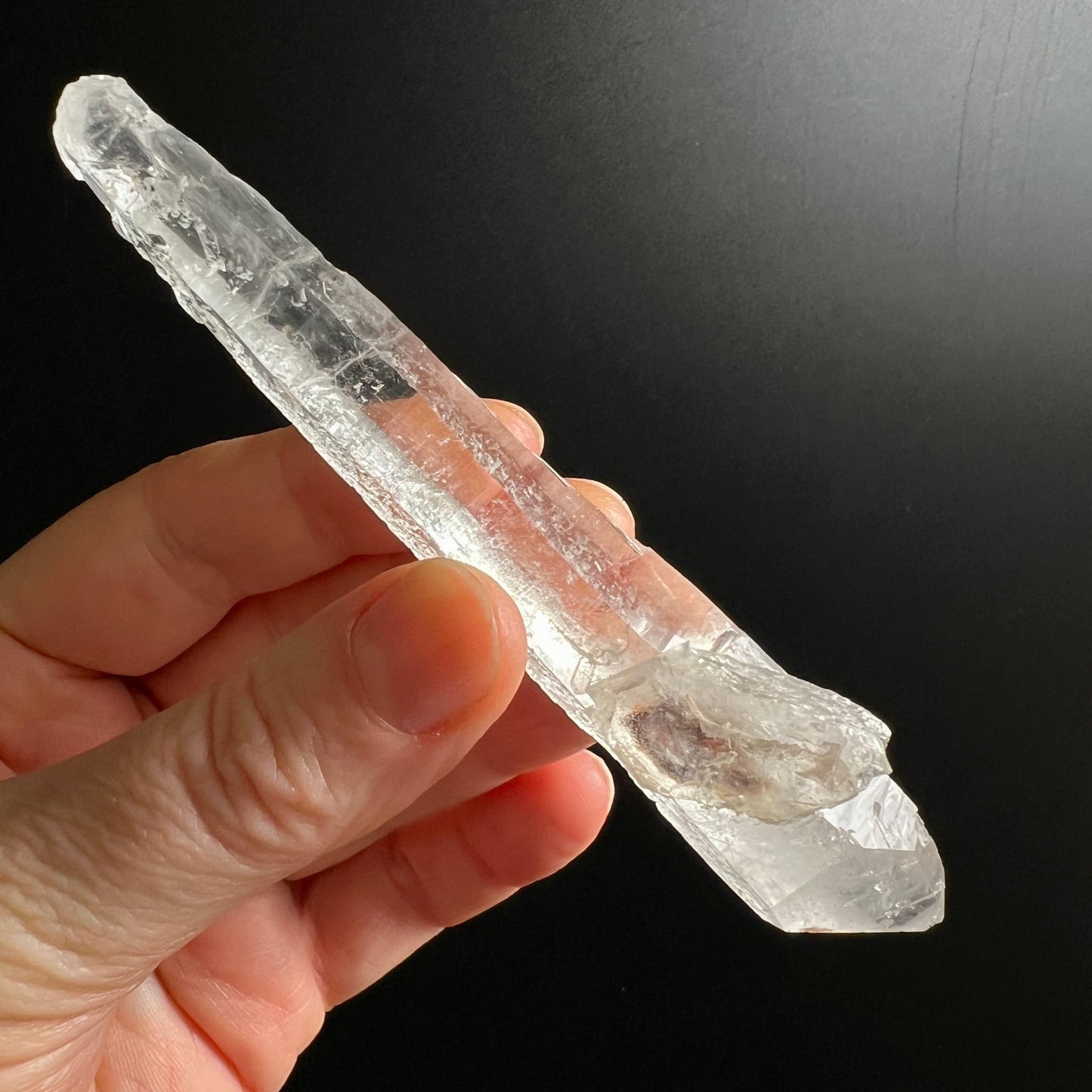 Lemuria Quarz Doppelender | in der Hand gehalten | zierliche Länge | zartrosa Schimmer | Happy Minerals