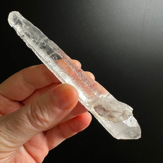 Lemuria Quarz Doppelender | in der Hand gehalten | zierliche Länge | zartrosa Schimmer | Happy Minerals