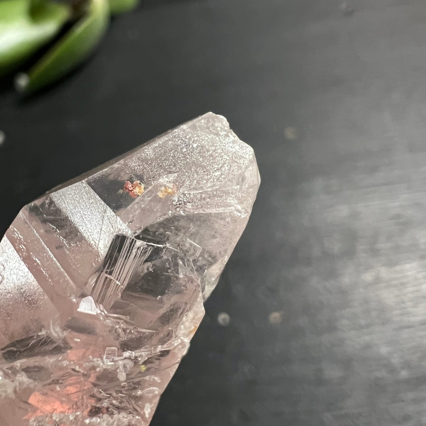 Lemuria Quarz Doppelender | Termination mit Lepidokrokit-Einschluss | goldrot funkelnde Punkte | Happy Minerals