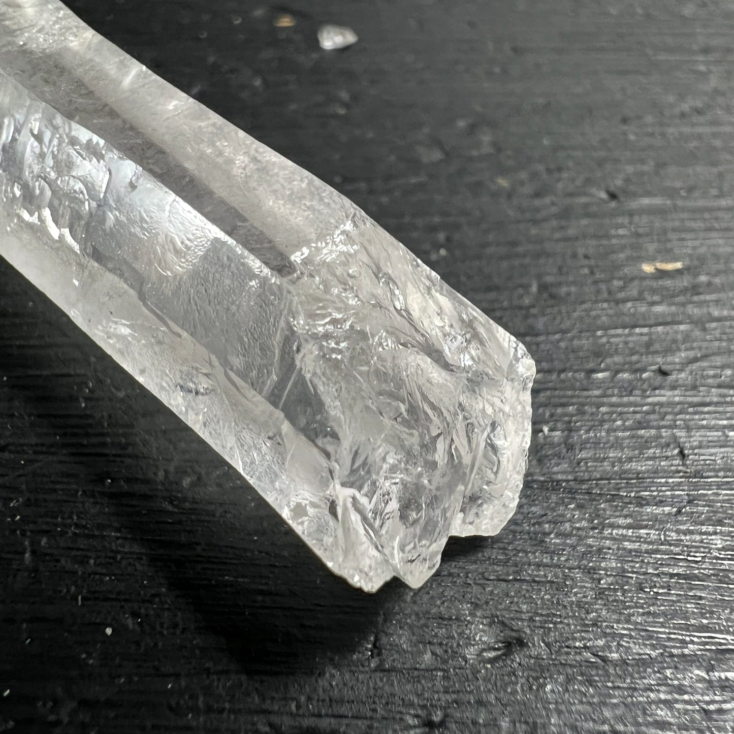Lemuria Quarz Bergkristall Rohstein | Nahaufnahme rauer Basis | Bruchstruktur glaenzend | eisklare Transparenz | Happy Minerals