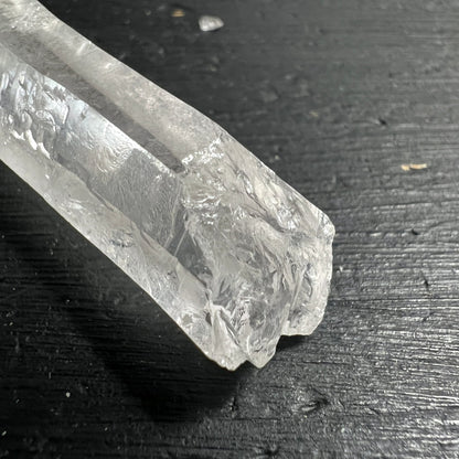 Lemuria Quarz Bergkristall Rohstein | Nahaufnahme rauer Basis | Bruchstruktur glaenzend | eisklare Transparenz | Happy Minerals