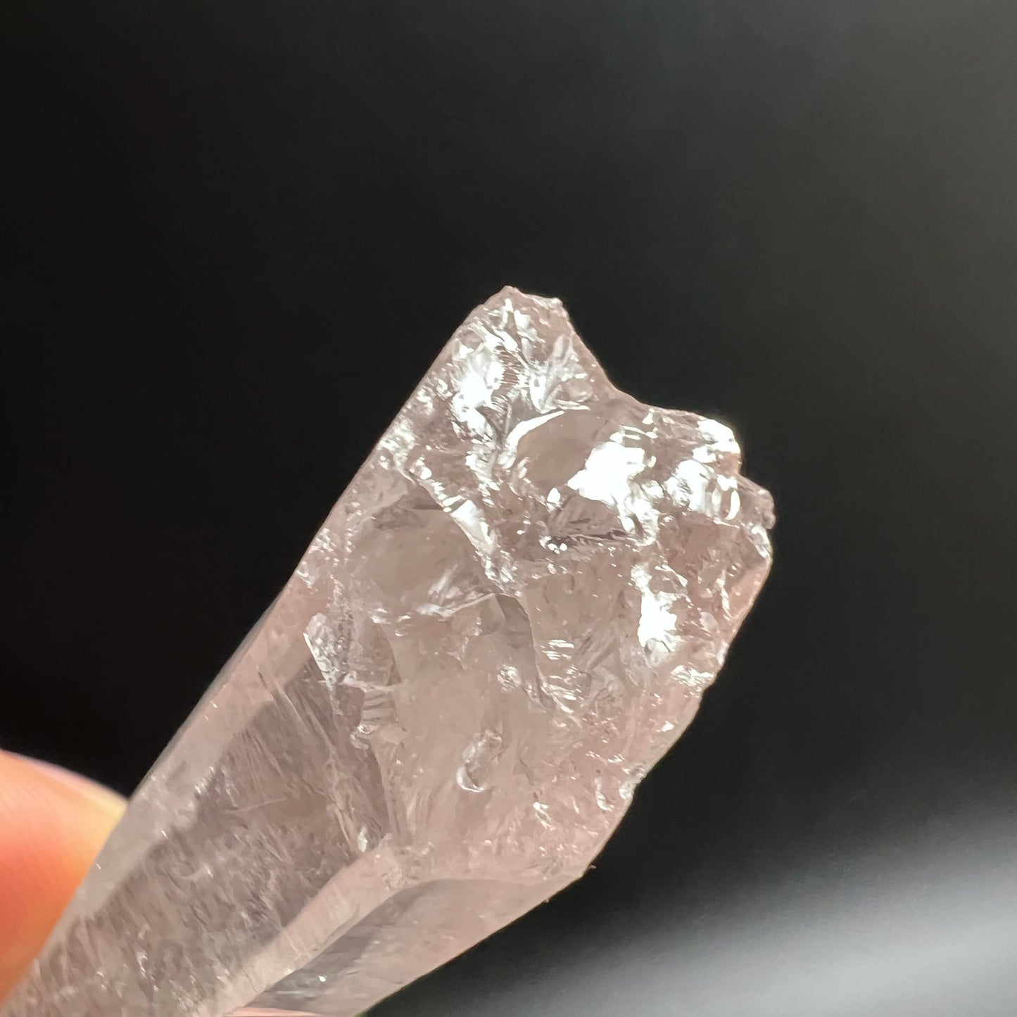 Lemuria Quarz Bergkristall Rohstein | Spitze in Fingerhaeltung | zartrosa Schimmer | natuerliche Einschluesse | Happy Minerals