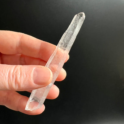 Lemuria Quarz Bergkristall Rohstein | in der Hand gehalten | volle Laenge sichtbar | schlanke Stabform | Happy Minerals