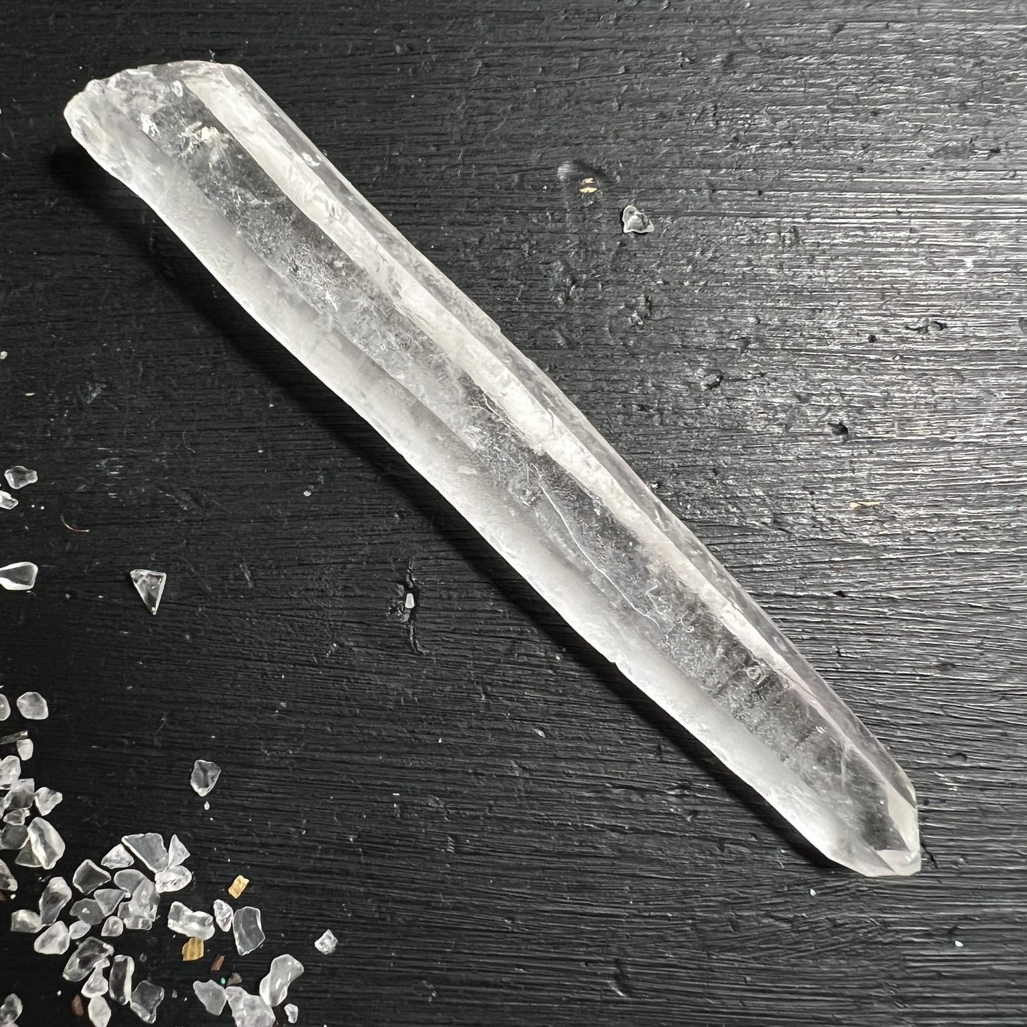 Lemuria Quarz Bergkristall Rohstein | Seitenansicht | leicht gebogene Silhouette | natuerliche Wachstumslinien | Happy Minerals