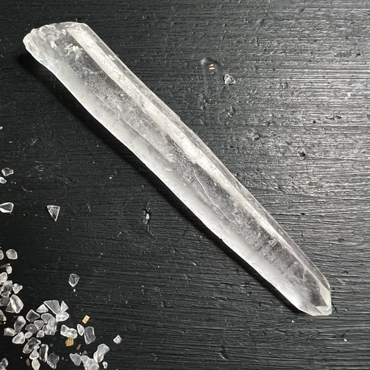 Lemuria Quarz Bergkristall Rohstein | Seitenansicht | leicht gebogene Silhouette | natuerliche Wachstumslinien | Happy Minerals