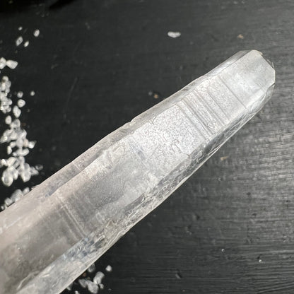 Lemuria Quarz Bergkristall Rohstein | Detailaufnahme Schaft | horizontale Wachstumsstreifen | lemurianer Linien | Happy Minerals