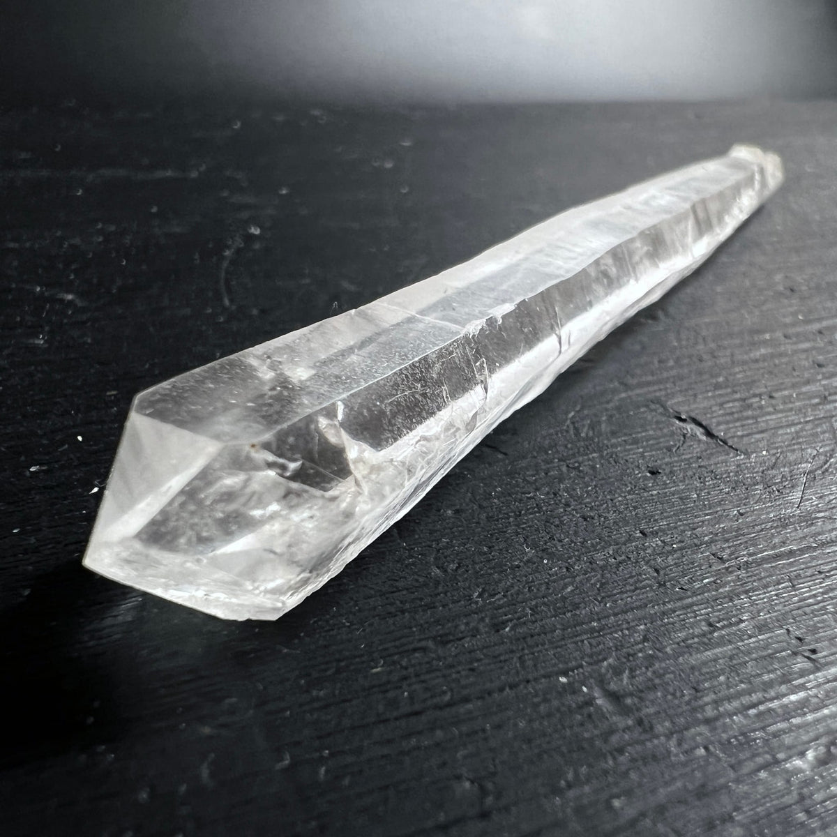 Lemurian Quarz Doppelender, klar-transparent mit laenglichen Wachstumsstreifen und facettierten Spitzen | Happy Minerals