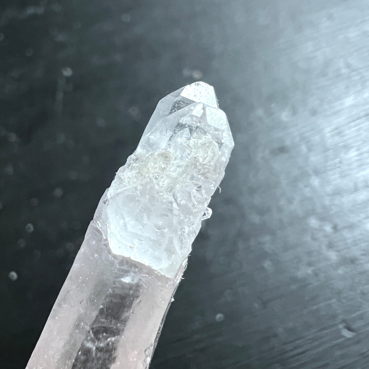 Lemurian Quarz Rohkristall mit klarer Spitze, sichtbaren Wachstumsstreifen und rauer Stabform | Happy Minerals