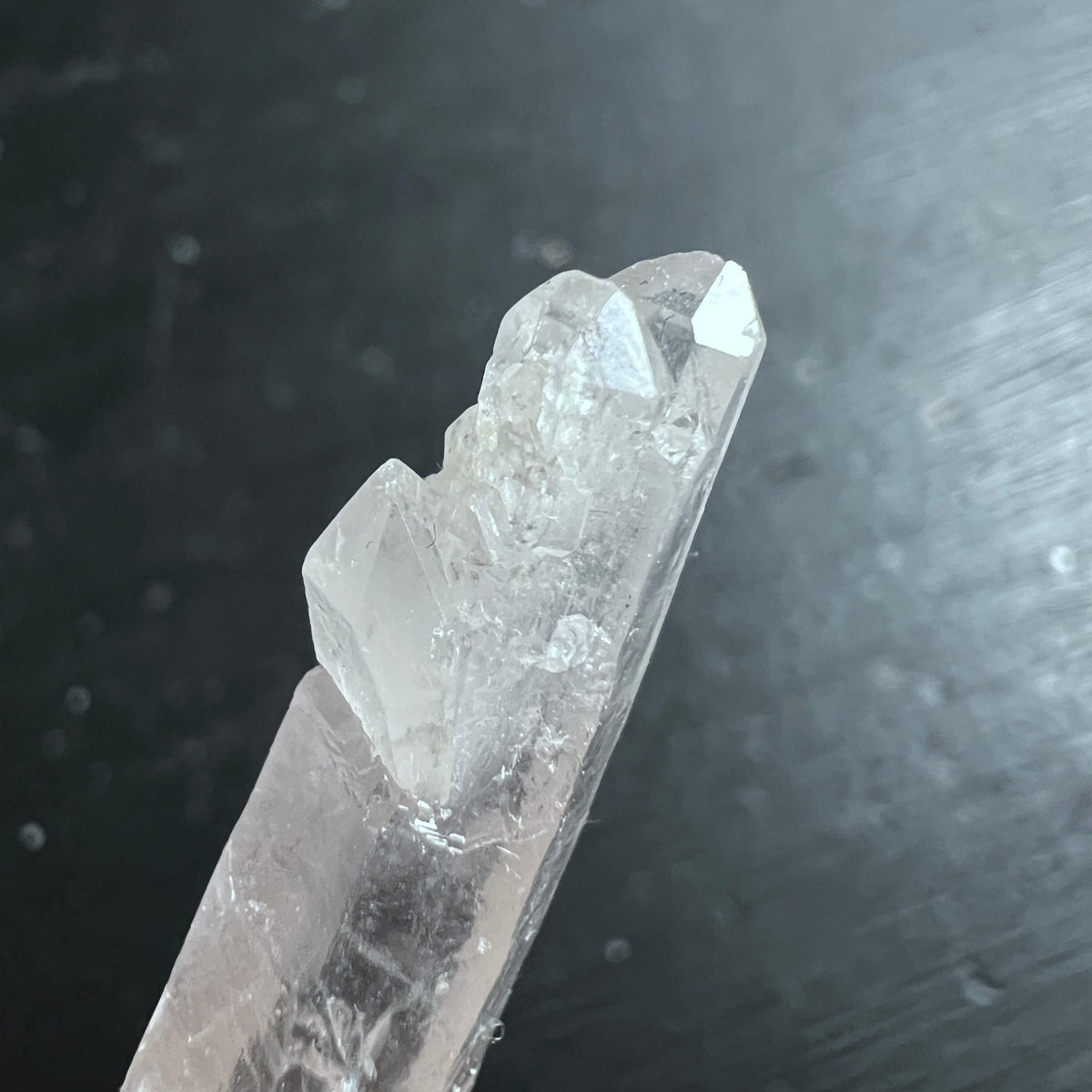 Lemurian Quarz Rohkristall transparent-milchig mit Terminationsstufen und Wachstumsrillen | Happy Minerals