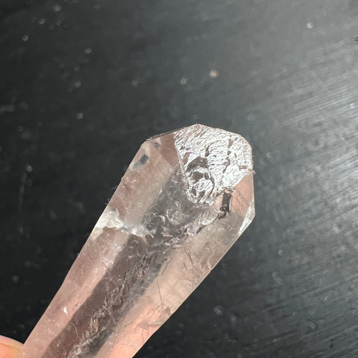 Lemurian Quarz Spitze transparent mit rosa-braunen Schattierungen und silbrigen Einschluessen, facettiert | Happy Minerals