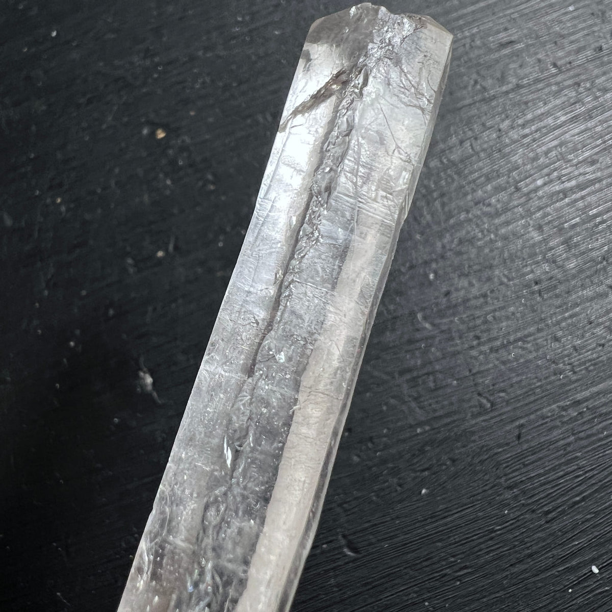 Lemurian Quarz Rohkristall transparent mit feinen Riefen und dunklem Einschluss, Stabform | Happy Minerals