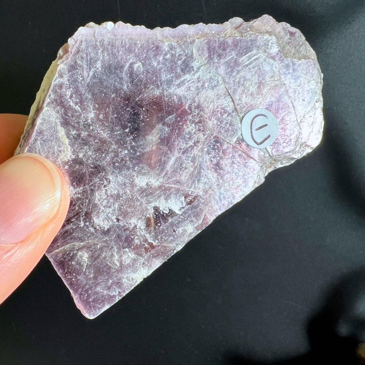 Natürliche Kanten und Struktur der Lepidolith-Rohplatte E | Happy Minerals