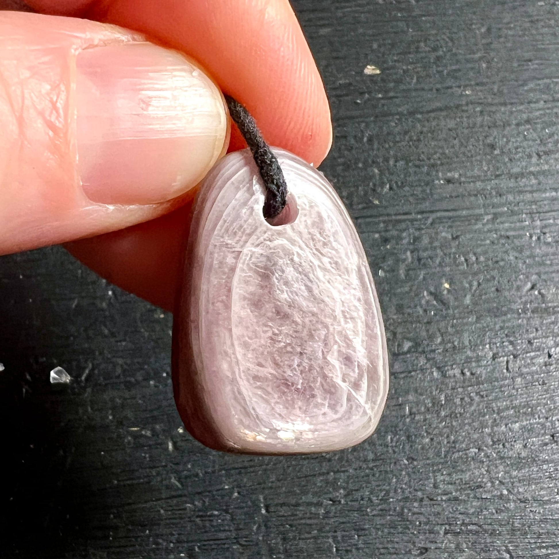 Lepidolith Anhaenger flieder-rosa mit silbrigem Glimmerschimmer, tropfenfoermig poliert mit Bohrloch | Happy Minerals