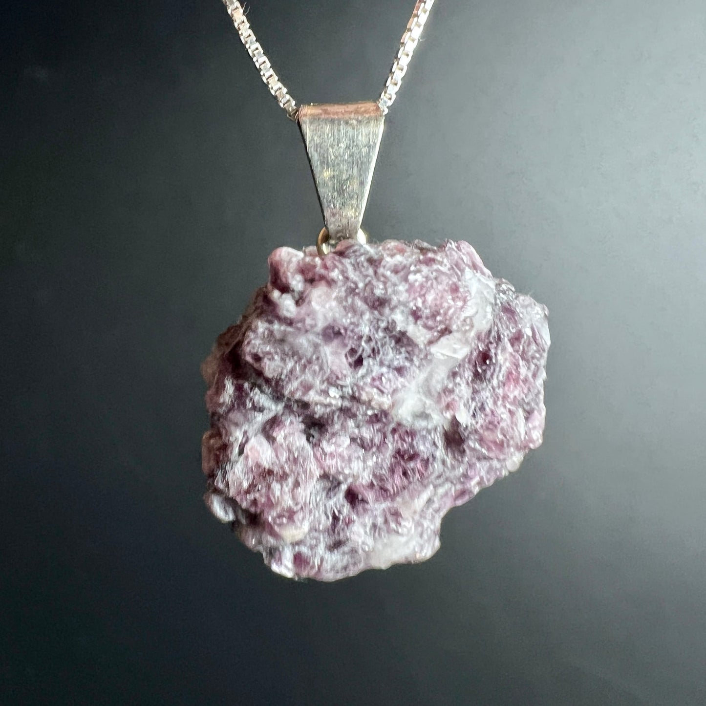 Lepidolith Anhaenger, rohe Form mit flieder-violetten Glimmerschuppen und weissen Quarzadern, Silberoese | Happy Minerals