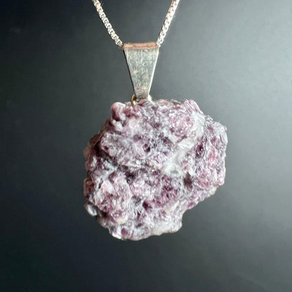 Lepidolith Anhaenger, rohe Form mit flieder-violetten Glimmerschuppen und weissen Quarzadern, Silberoese | Happy Minerals