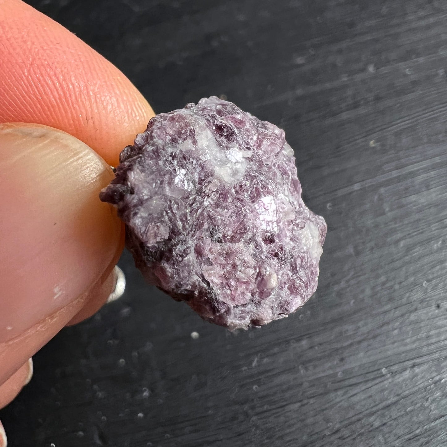 Lepidolith Rohstein flieder-violett mit weissen Glimmer-Schuppen, unregelmaessige raue Form | Happy Minerals