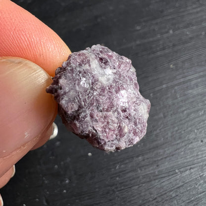 Lepidolith Rohstein flieder-violett mit weissen Glimmer-Schuppen, unregelmaessige raue Form | Happy Minerals