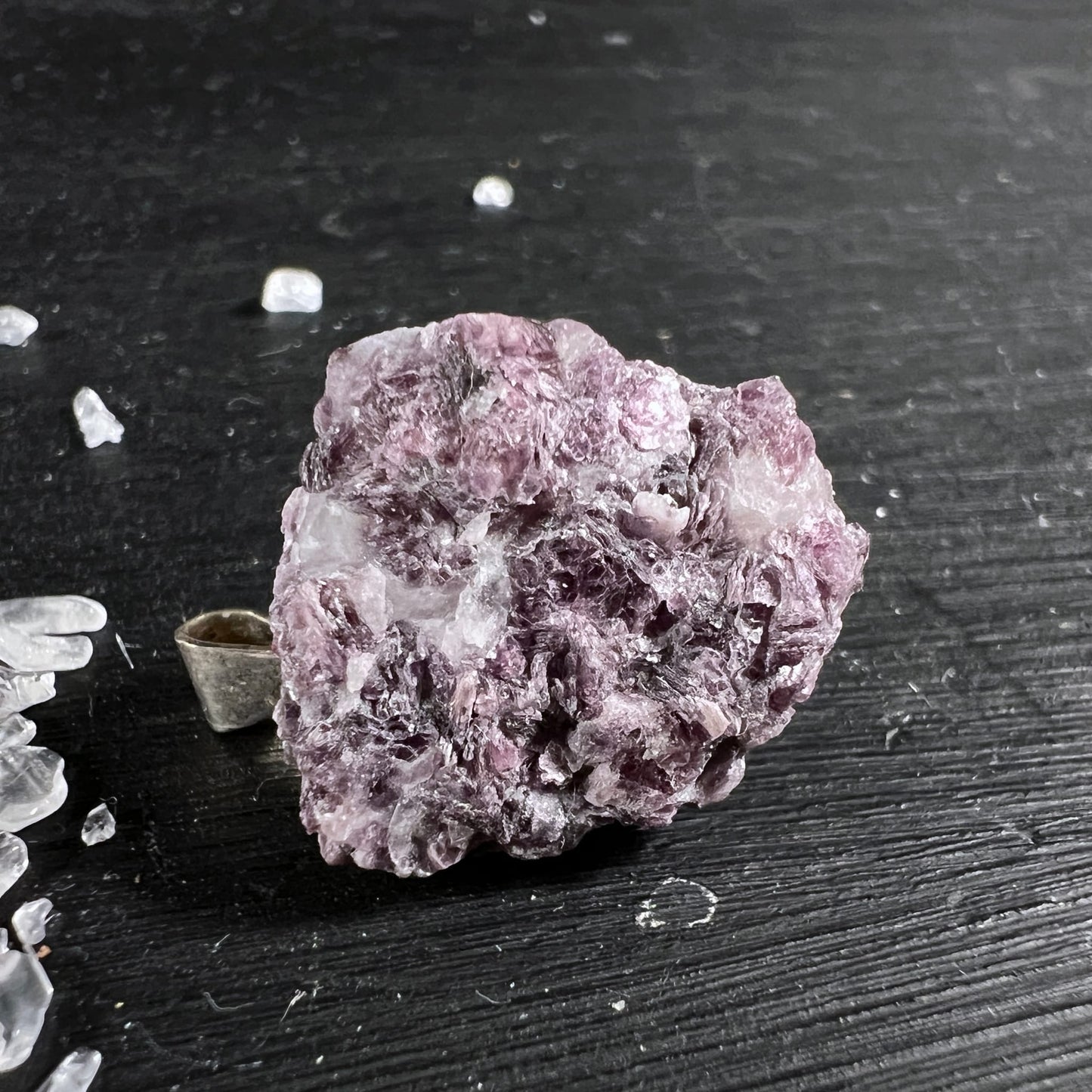 Lepidolith Anhaenger, roh und unpoliert, lila-rosa Glimmerschichten mit silbrigem Glanz und Fassung | Happy Minerals