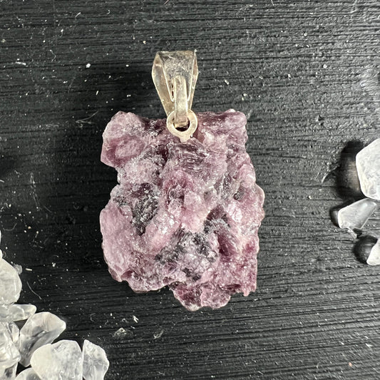 Lepidolith Anhaenger, roh gebrochene Form, lila-rosa mit silbrig glaenzenden Glimmerschichten | Happy Minerals