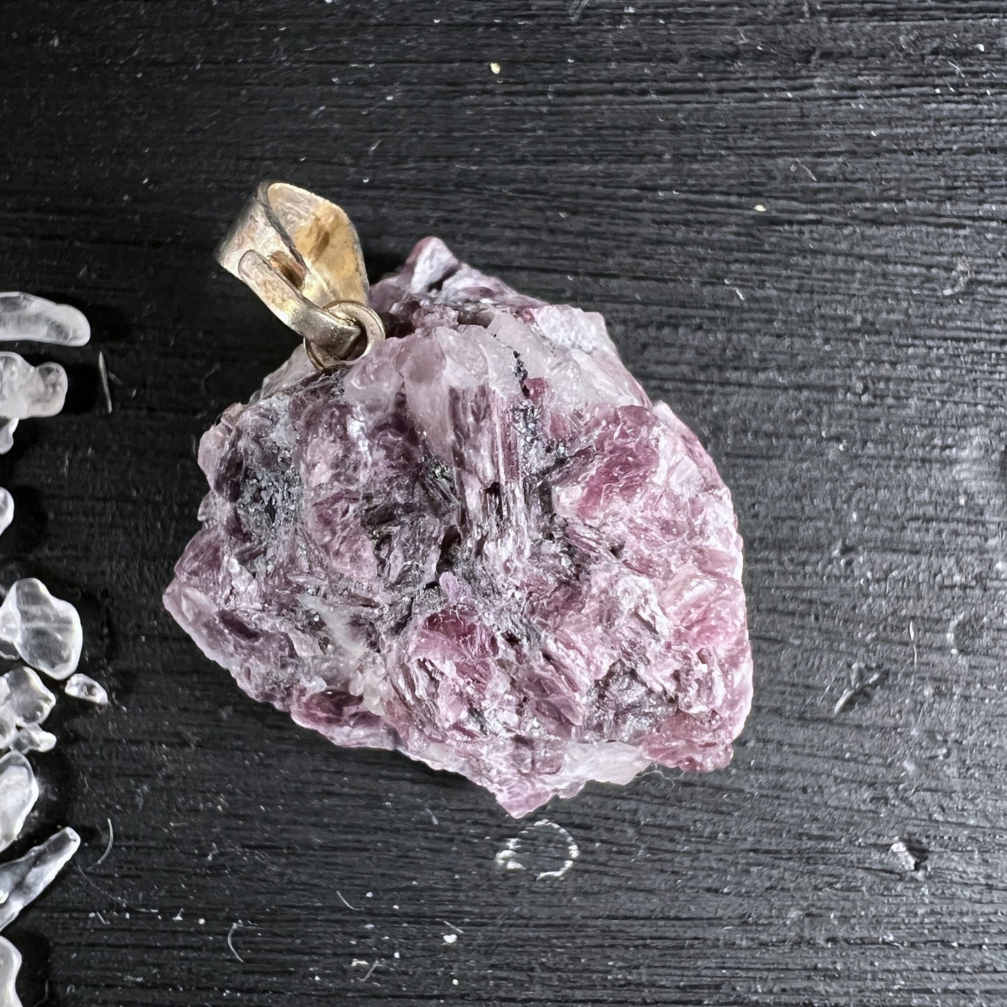 Lepidolith Anhaenger, roh belassener lila-rosa Stein mit silbrig glaenzenden Glimmerschichten, goldene Fassung | Happy Minerals