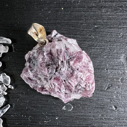 Lepidolith Anhaenger, roh belassener lila-rosa Stein mit silbrig glaenzenden Glimmerschichten, goldene Fassung | Happy Minerals