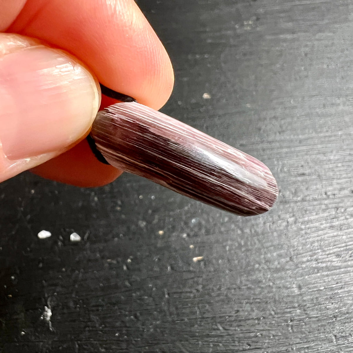 Lepidolith Anhaenger stabfoermig, lila-violett mit feinen silbrig schimmernden Faserlinien | Happy Minerals