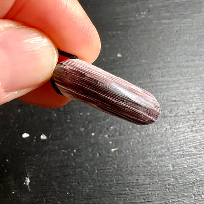 Lepidolith Anhaenger stabfoermig, lila-violett mit feinen silbrig schimmernden Faserlinien | Happy Minerals