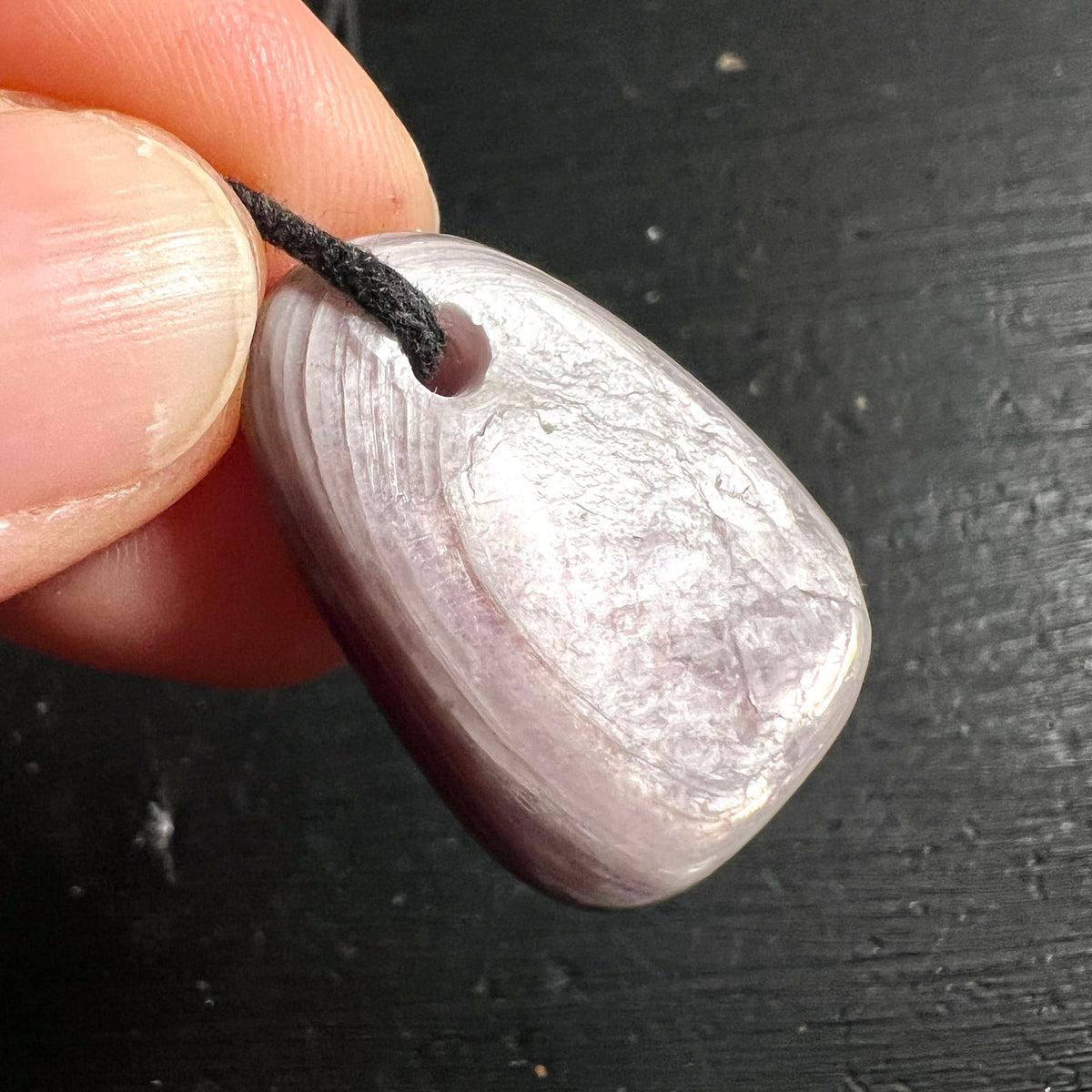 Lepidolith Anhänger flieder-lila mit Silberschimmer, poliert, gebohrtes Loch mit schwarzer Kordel | Happy Minerals