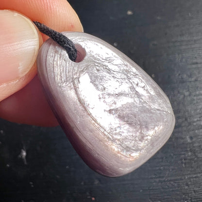 Lepidolith Anhaenger poliert, lila-rosa mit silbrig-metallischem Glanz und feinen Wachstumslinien | Happy Minerals