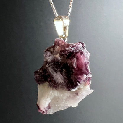 Lepidolith Anhaenger roh, lila-violette Glimmerschichten auf weissem Quarz, Silberoese | Happy Minerals