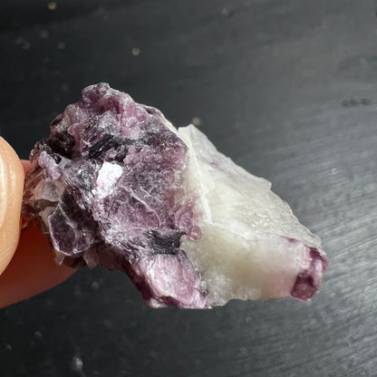 Lepidolith Rohstein violett-lila mit weisser Calcit-Zone und dunklen Turmalin-Einschluessen | Happy Minerals