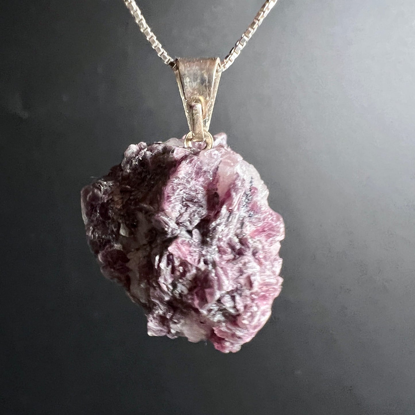 Lepidolith Anhaenger roh, lila-rosa mit dunklen Glimmerzonen, silberfarbene Fassung an Kette | Happy Minerals