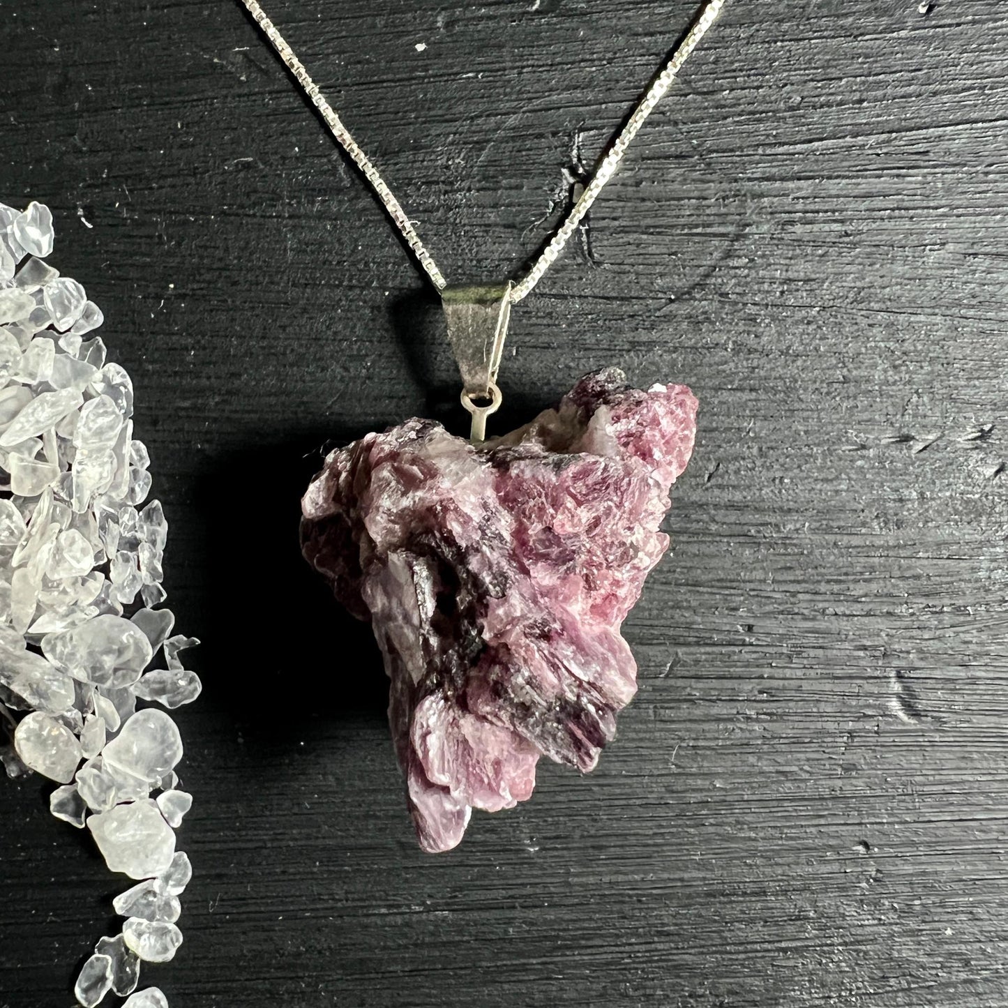 Lila Lepidolith Anhaenger mit versilberter Oese | Happy Minerals